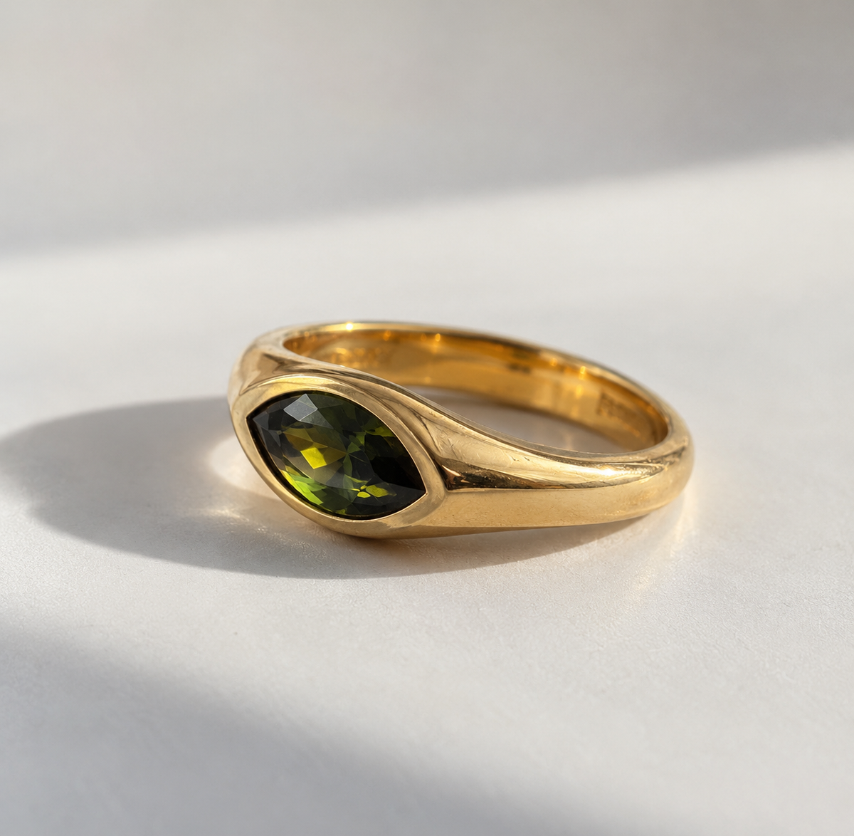 Goldener Siegelring mit Zirkonia im Marquise-Schliff (Pferdeauge), Detailansicht