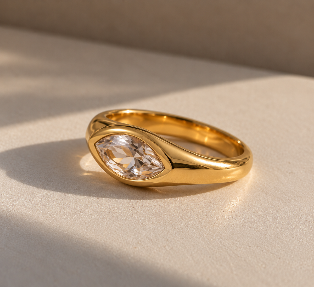 Vergoldeter Edelstahl-Siegelring mit Marquise-Stein am Finger getragen