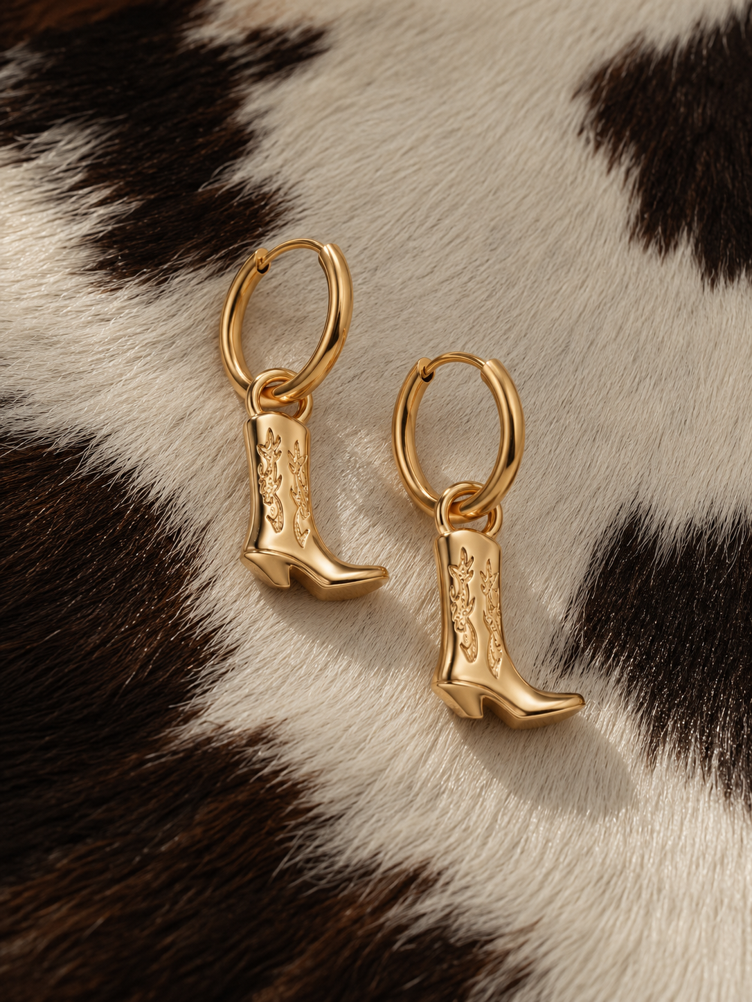 Western Boot Creolen mit gravierten Ornamenten, goldfarben, Detailansicht